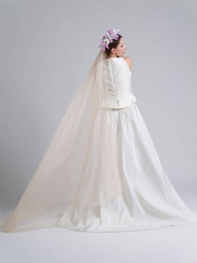 Bir gelinlik güzel bir genç kadının arkadan görünüş