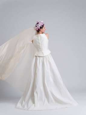 Bir gelinlik güzel bir genç kadının arkadan görünüş