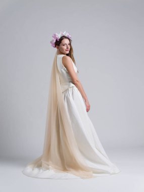 bir gelinlik bir örtü ile genç gelin