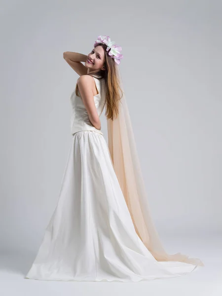 Joven novia en un vestido de novia con un velo — Foto de Stock