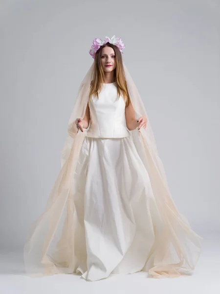 Fiatal menyasszony egy esküvői ruha, fátyol — Stock Fotó