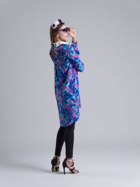 kadın moda giysiler ve güneş gözlüğü poz