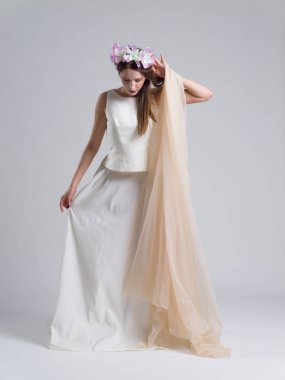 bir gelinlik bir örtü ile genç gelin