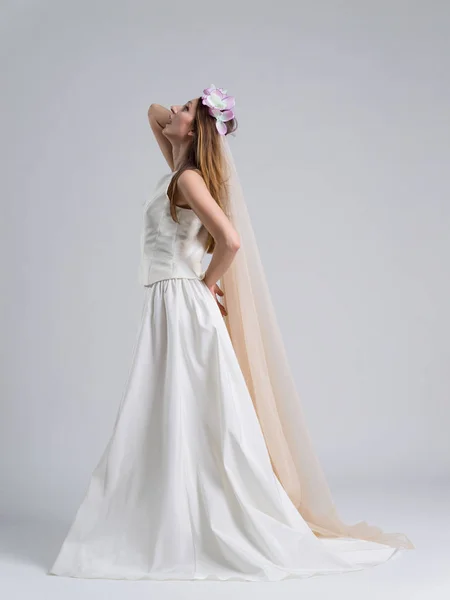 Молода наречена у весільній сукні з вуаллю — стокове фото