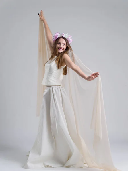 ベール ウェディング ドレスの若い花嫁 — ストック写真