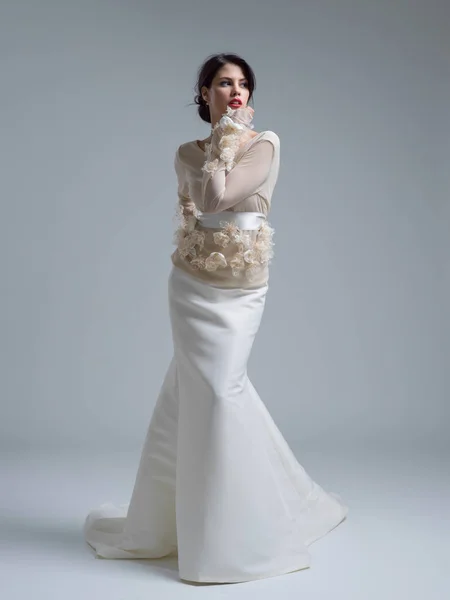 Esküvői ruha a gyönyörű fiatal nő — Stock Fotó