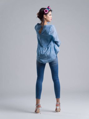 Beyaz arka plan üzerinde izole modeli kız moda