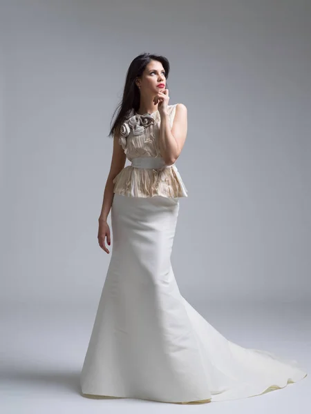 Schöne junge Frau im Hochzeitskleid — Stockfoto