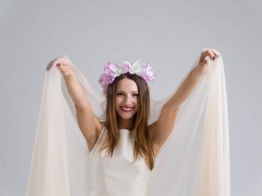 bir gelinlik bir örtü ile genç gelin