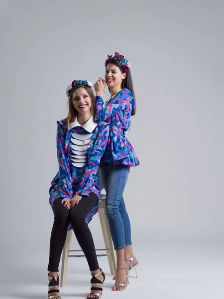 Dos chicas modelo de moda — Foto de Stock