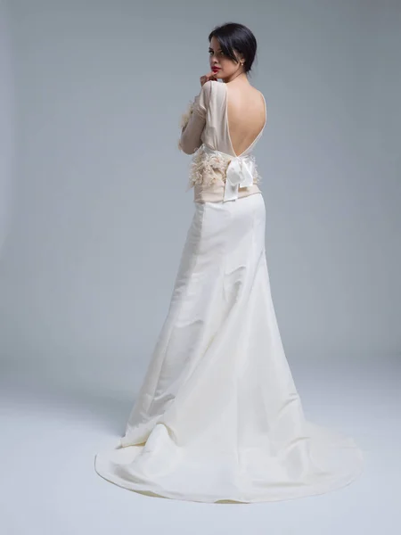 Rear view of a beautiful young woman in a wedding dress — Stock Photo, Image