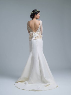 Bir gelinlik güzel bir genç kadının arkadan görünüş