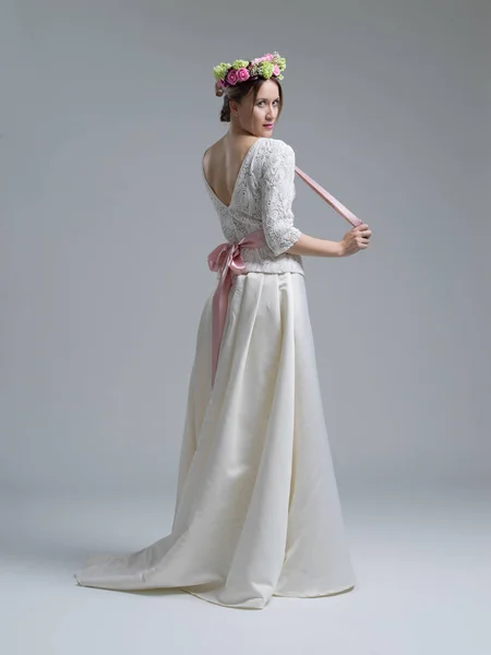 Красива молода жінка у весільній сукні — стокове фото