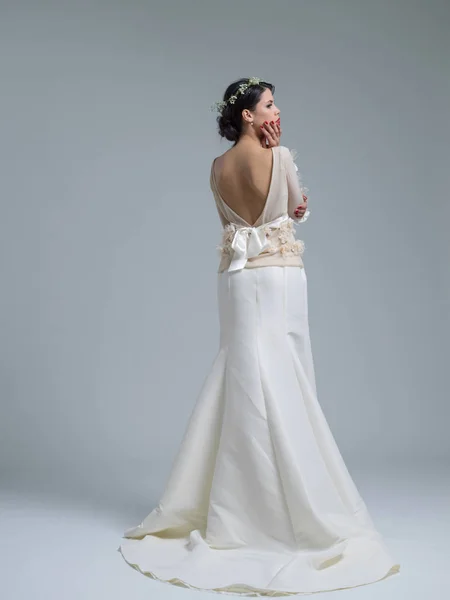 Bakifrån av en vacker ung kvinna i en bröllopsklänning — Stockfoto