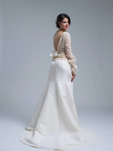 Rückansicht einer schönen jungen Frau im Hochzeitskleid — Stockfoto