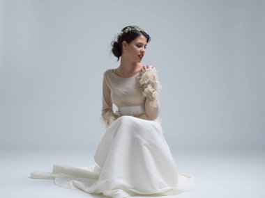 Genç gelin gelinlik içinde oturan