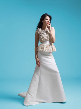 Gelinlik güzel genç kadın