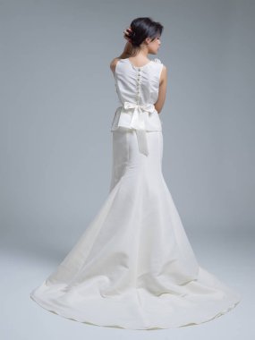 Bir gelinlik güzel bir genç kadının arkadan görünüş