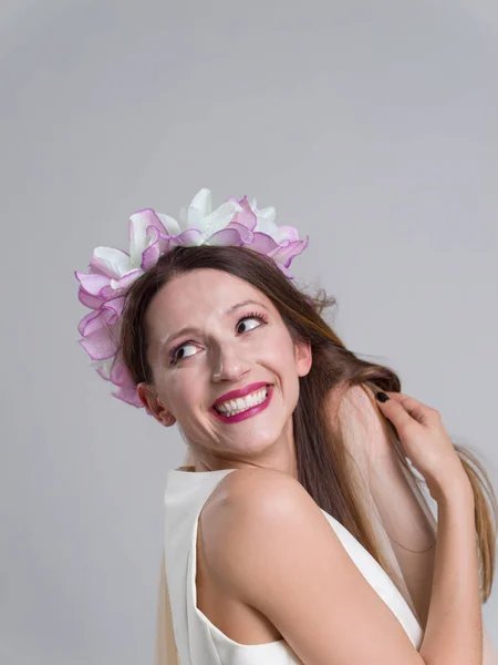 Jeune mariée dans une robe de mariée avec un voile — Photo