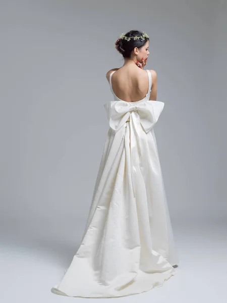 Красива молода жінка у весільній сукні — стокове фото
