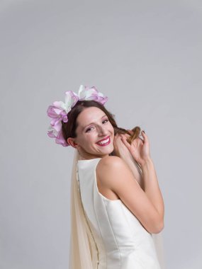 bir gelinlik bir örtü ile genç gelin