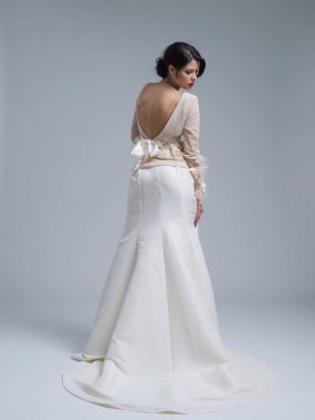 Bir gelinlik güzel bir genç kadının arkadan görünüş