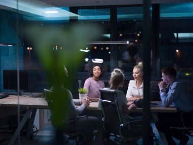 Sanal gerçeklik kulaklık kullanarak çok ırklı iş takım