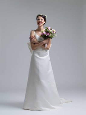 Genç gelin buketi ile  