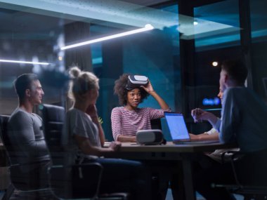 Sanal gerçeklik kulaklık kullanarak çok ırklı iş takım