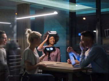 Sanal gerçeklik kulaklık kullanarak çok ırklı iş takım