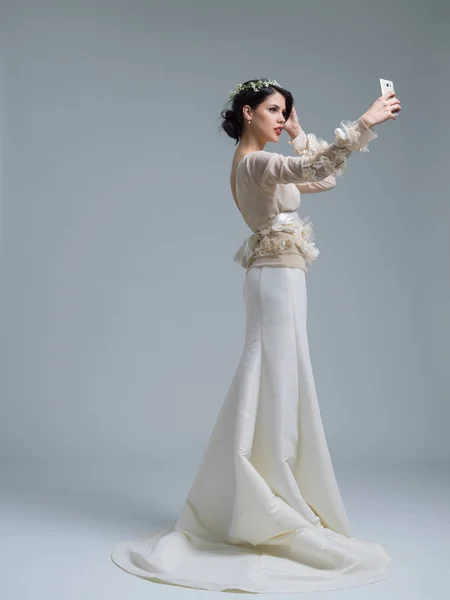 Krásná nevěsta s selfie — Stock fotografie