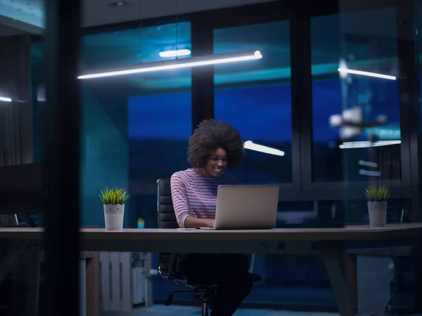 Μαύρο επιχειρηματίας χρησιμοποιώντας ένα φορητό υπολογιστή στο γραφείο εκκίνησης — Φωτογραφία Αρχείου