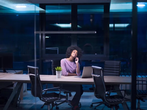 Zwarte zakenvrouw met behulp van een laptop in opstarten kantoor — Stockfoto