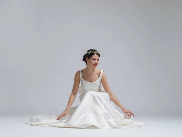 Молодая невеста сидит в свадебном платье — стоковое фото