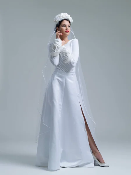 Noiva jovem em um vestido de noiva com um véu — Fotografia de Stock