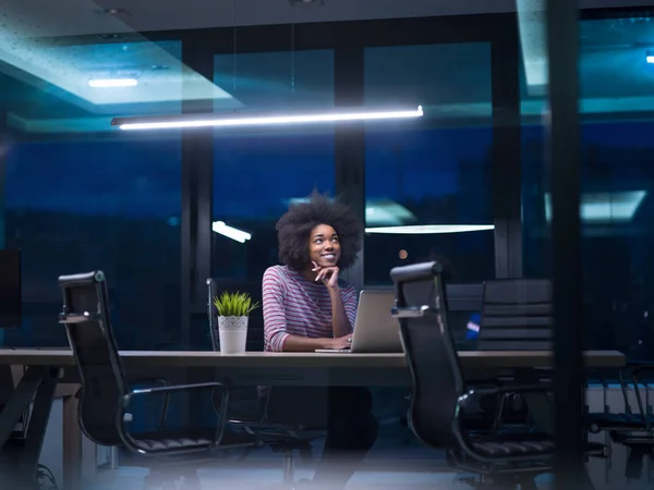 Mulher de negócios preta usando um laptop no escritório de inicialização — Fotografia de Stock