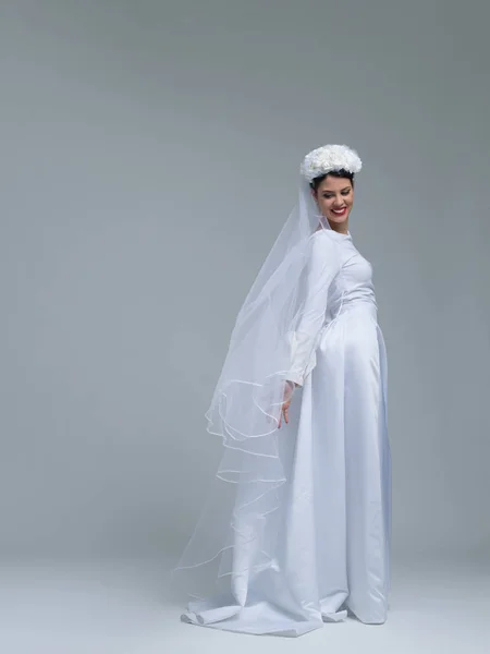Молодая невеста в свадебном платье с вуалью — стоковое фото