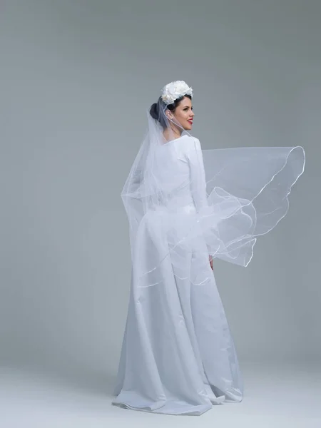 Young bride in a wedding dress with a veil — Stock Photo, Image