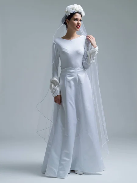 年轻的新娘穿婚纱的样子用面纱 — 图库照片