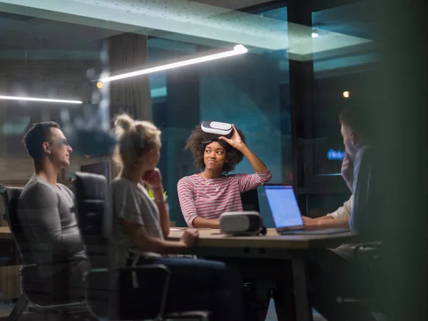 Équipe d'affaires multiethnique utilisant un casque de réalité virtuelle — Photo