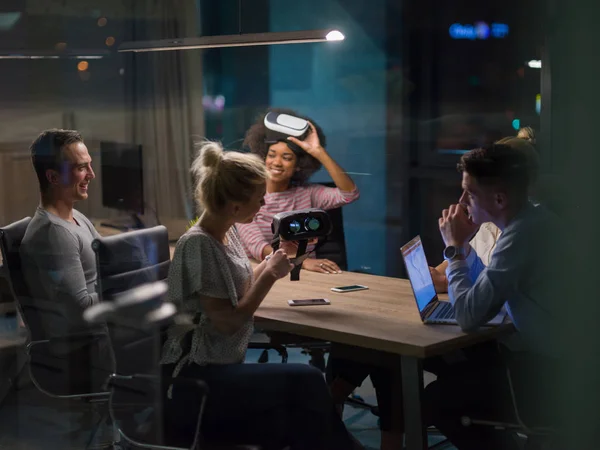 Team aziendale multietnico che utilizza cuffie per realtà virtuale — Foto Stock