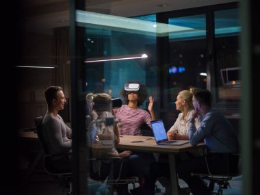 Sanal gerçeklik kulaklık kullanarak çok ırklı iş takım