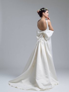 Bir gelinlik güzel bir genç kadının arkadan görünüş