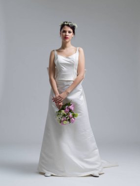 Genç gelin buketi ile  