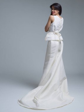 Bir gelinlik güzel bir genç kadının arkadan görünüş