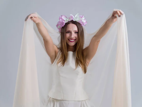 Giovane sposa in un abito da sposa con un velo — Foto Stock