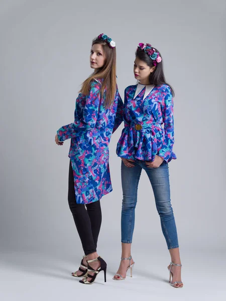 Dos chicas modelo de moda —  Fotos de Stock