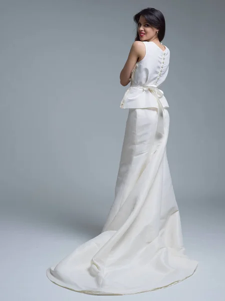 Vue arrière d'une belle jeune femme dans une robe de mariée — Photo
