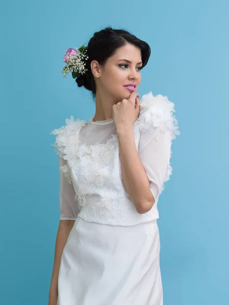 Retrato de bela jovem no vestido de noiva — Fotografia de Stock