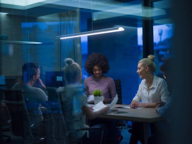 Çok ırklı başlangıç iş takım gece ofiste